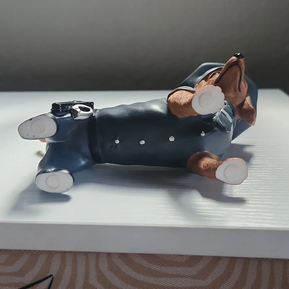 Hamilton Collection "Paw and Order" figure - Picture 3 of 6